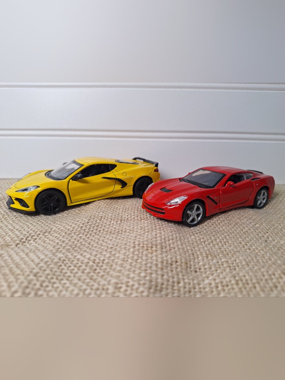Lot Of 2 Die Cast Chevrolet Corvettes. 2021, 2014 Stingray. Kinsmart, Maisto